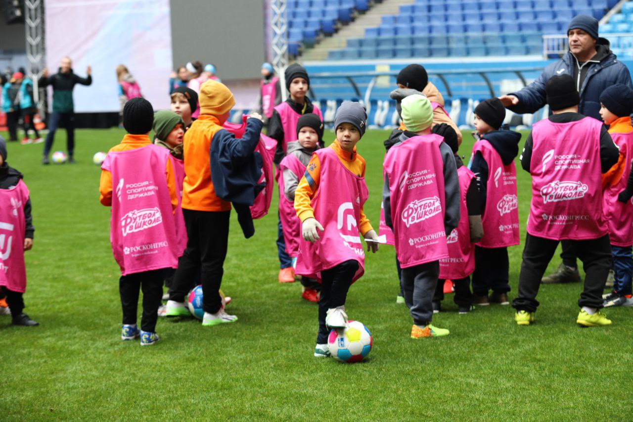 300 школьников участвовали в «Уроке футбола» со звездами сборной России 300 школьников участвовали в «Уроке футбола» со звездами сборной России