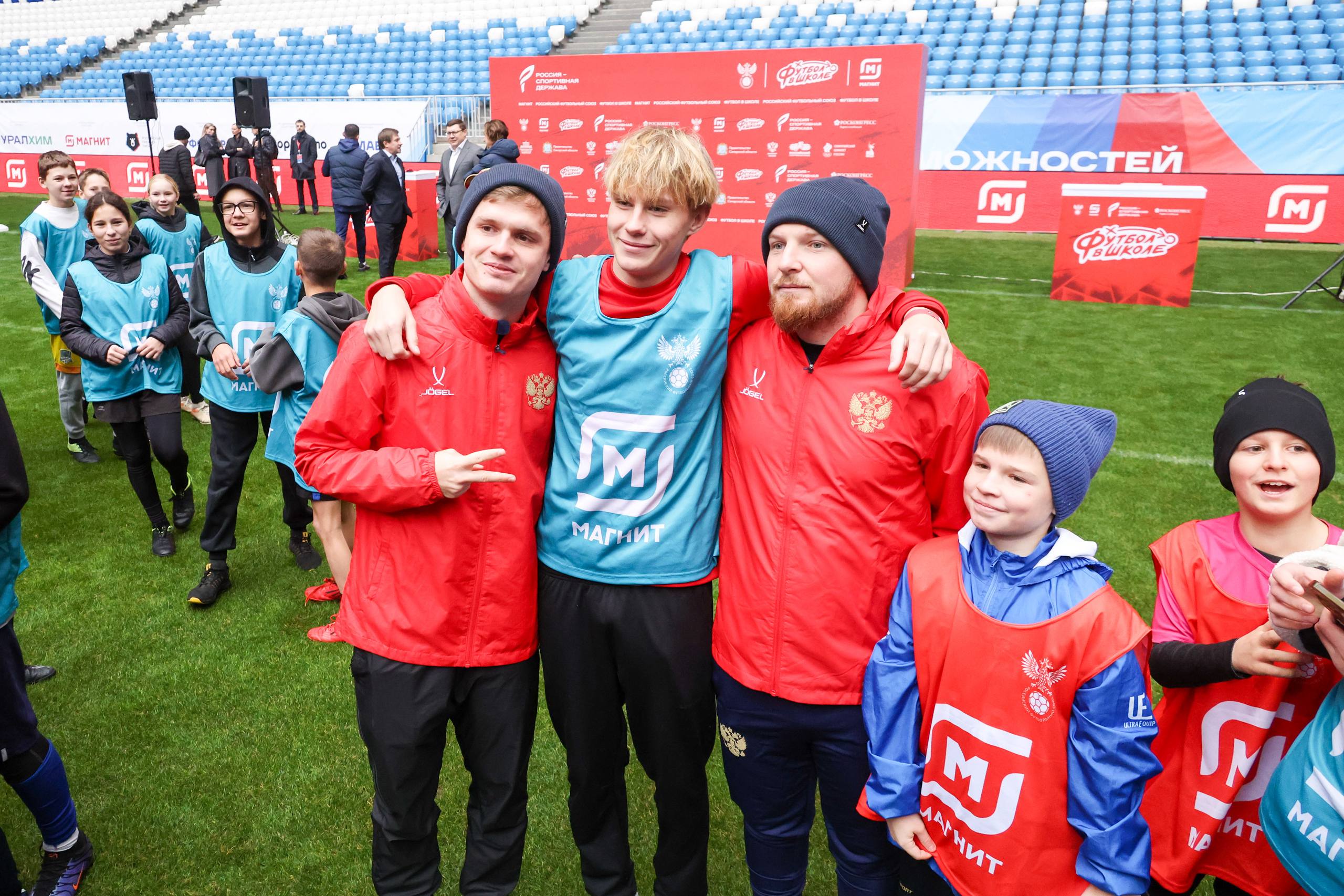 Мечты должны сбываться!. Сегодня участники проекта «Футбол в школе» из Самарской области встретились с легендами российского футбола на форуме «Россия – спортивная держава» Ребят ждали мастер-классы, матчи против команды... Мечты должны сбываться!. Сегодня участники проекта «Футбол в школе» из Самарской области встретились с легендами российского футбола на форуме «Россия – спортивная держава» Ребят ждали мастер-классы, матчи против команды...