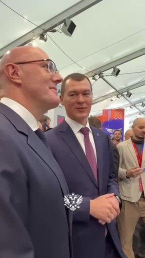 Министр спорта России председатель ОКР Михаил Дегтярев и заместитель Председателя Правительства России Дмитрий Чернышенко осмотрели выставочную экспозицию форума в Самаре