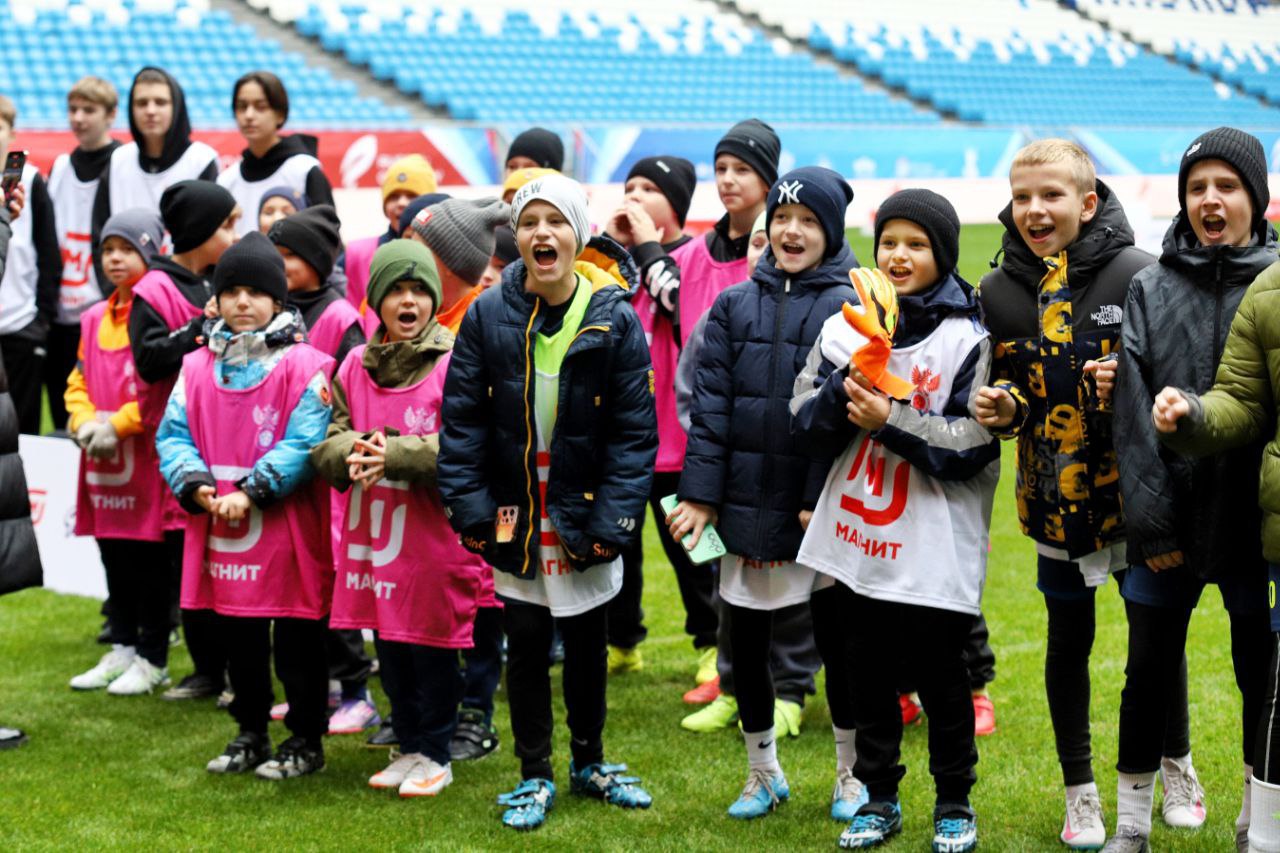 300 школьников участвовали в «Уроке футбола» со звездами сборной России 300 школьников участвовали в «Уроке футбола» со звездами сборной России