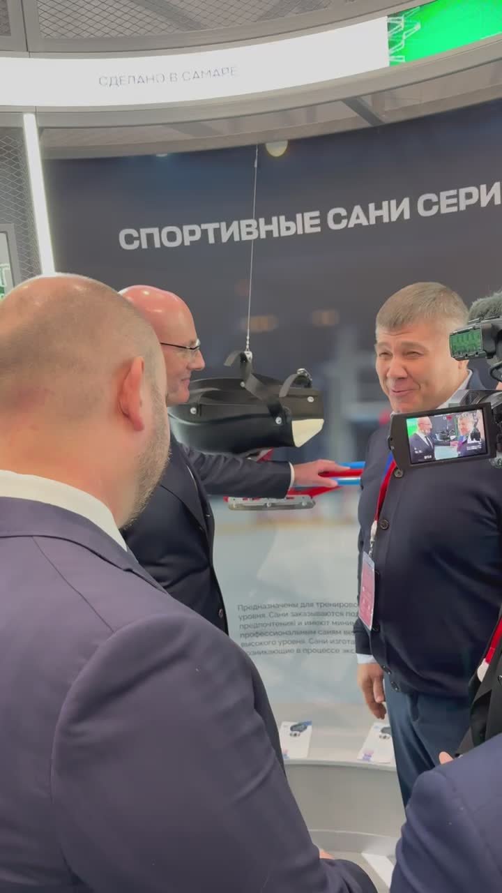 Также Дмитрий Чернышенко ознакомился с потенциалом самарских производителей, которые сегодня работают на импортозамещение спортивного оборудования, тренажеров и инвентаря