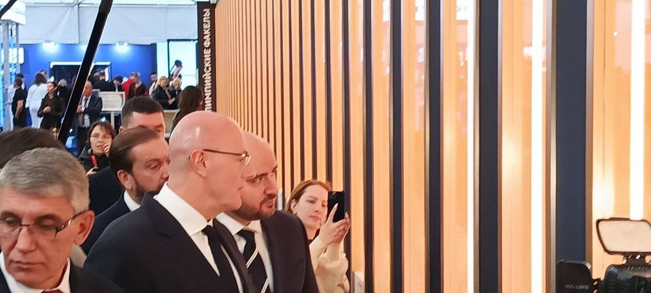 Вице-премьер Дмитрий Чернышенко посетил выставочный зал XIII Международного спортивного форума «Россия – спортивная держава» в Самаре Вице-премьер Дмитрий Чернышенко посетил выставочный зал XIII Международного спортивного форума «Россия – спортивная держава» в Самаре