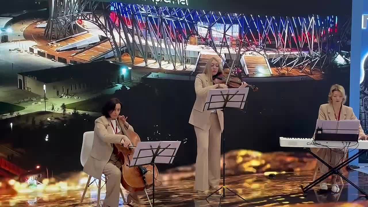 На питерском стенде организовали музыкальный концерт, передающий всю атмосферу представленного города