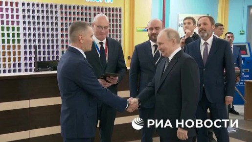 Путин в ходе поездки в Самару посетил физкультурно-оздоровительный комплекс "Орбита"