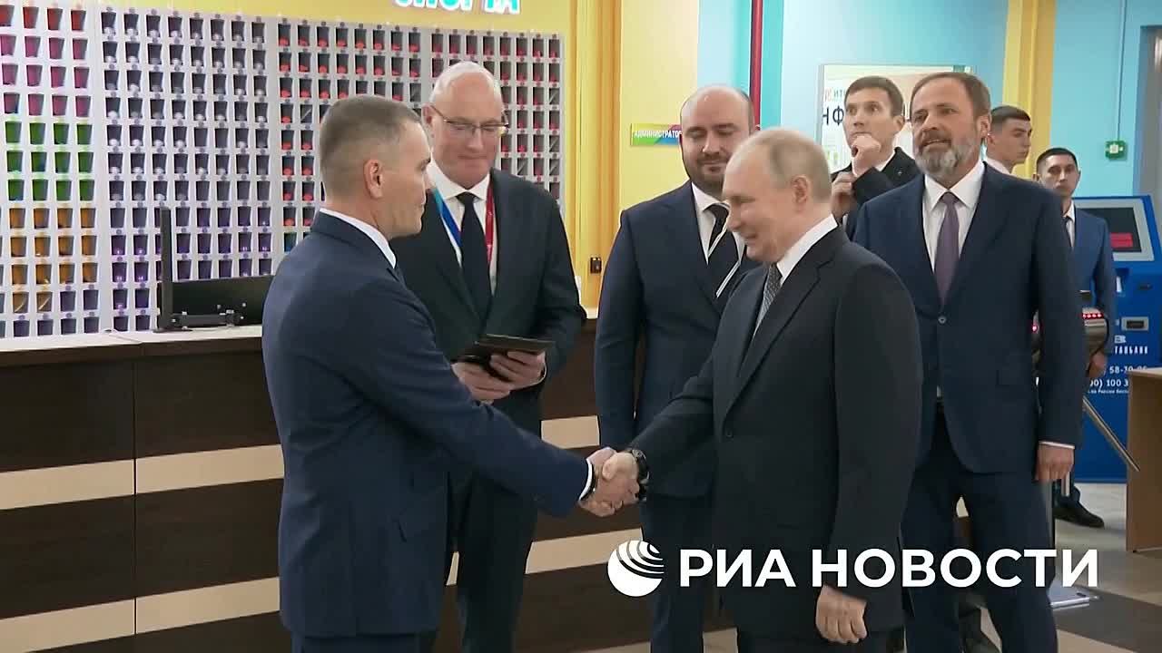 Путин в ходе поездки в Самару посетил физкультурно-оздоровительный комплекс "Орбита"