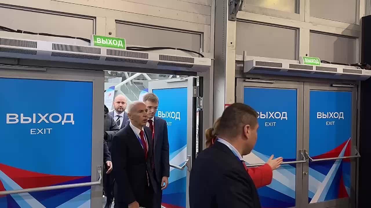 Заместителю председателя правительства Российской Федерации Дмитрию Чернышенко проводят экскурсию по выставочному комплексу "Россия -спортивная держава"