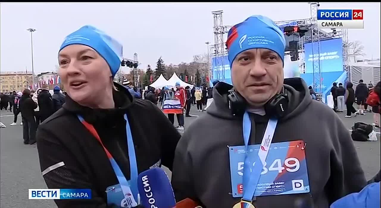 Десять тысяч атлетов из разных регионов России и десяти стран мира встретили рассвет на площади Куйбышева