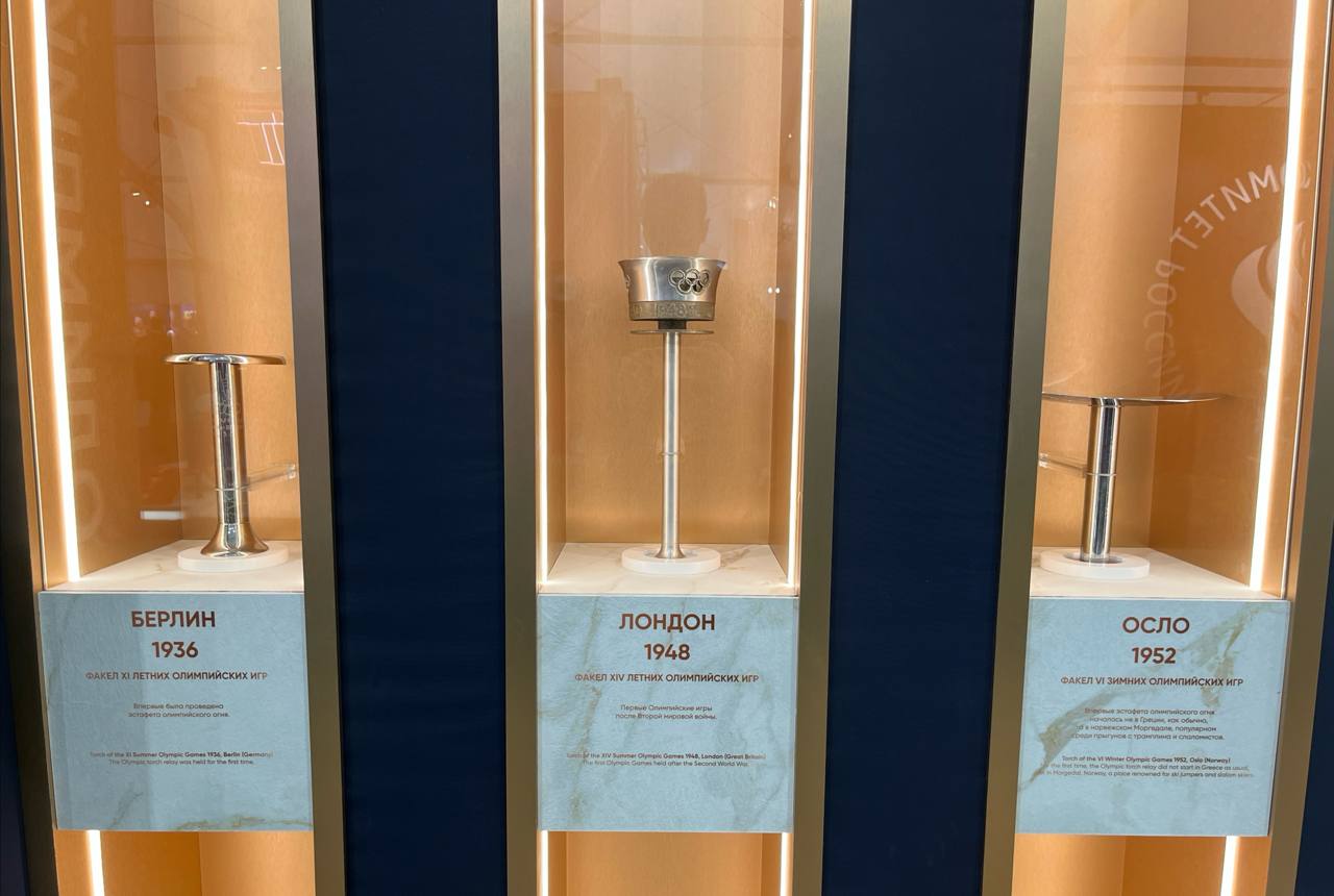 Отдельное место в выставочном павильоне занимает инсталляция, на которой представлены олимпийские факелы Отдельное место в выставочном павильоне занимает инсталляция, на которой представлены олимпийские факелы