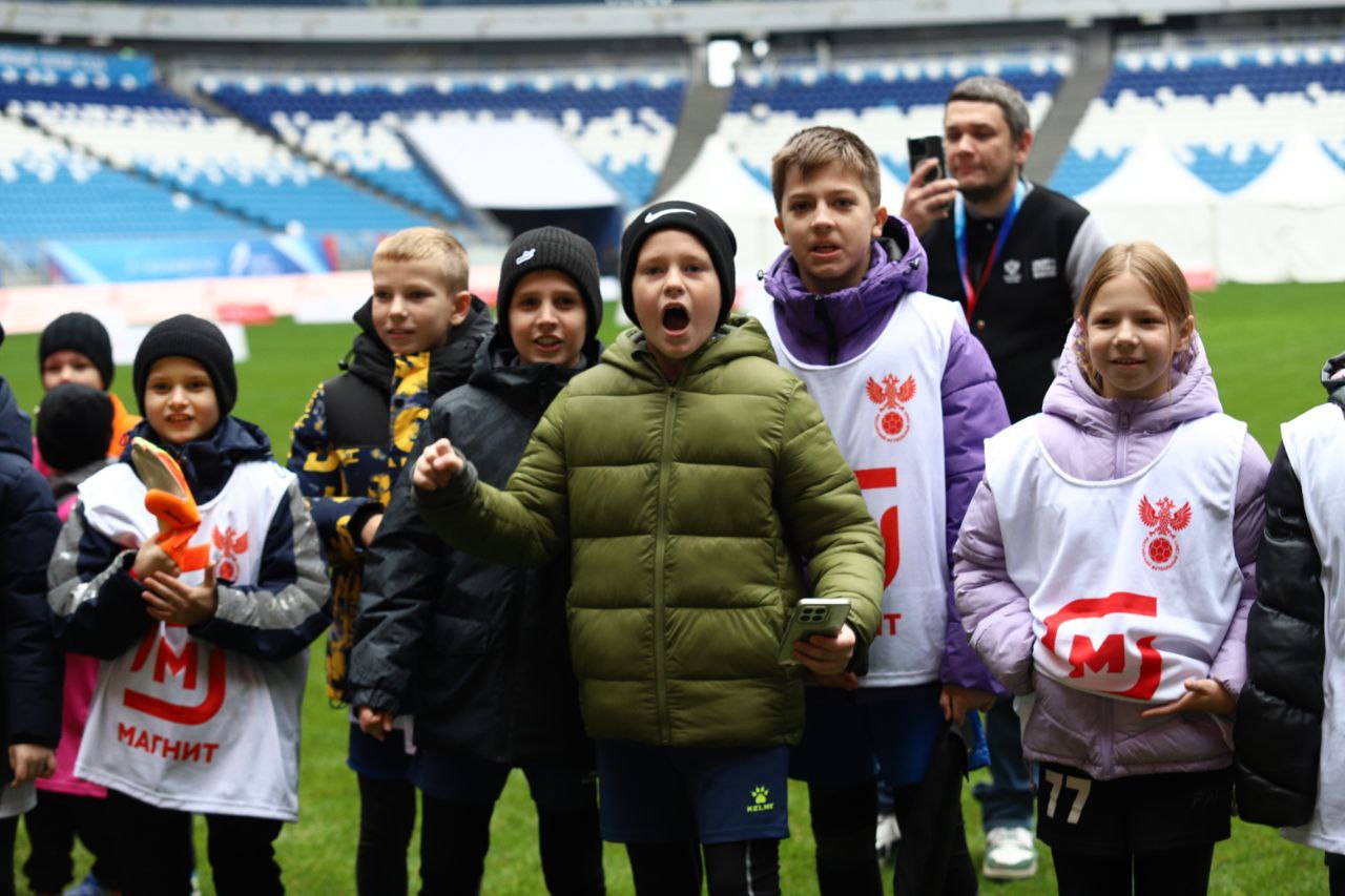 300 школьников участвовали в «Уроке футбола» со звездами сборной России