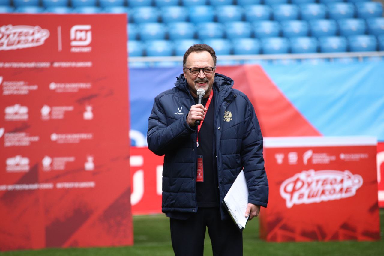 300 школьников участвовали в «Уроке футбола» со звездами сборной России 300 школьников участвовали в «Уроке футбола» со звездами сборной России