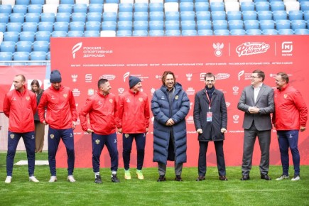 Мечты должны сбываться!. Сегодня участники проекта «Футбол в школе» из Самарской области встретились с легендами российского футбола на форуме «Россия – спортивная держава» Ребят ждали мастер-классы, матчи против команды...