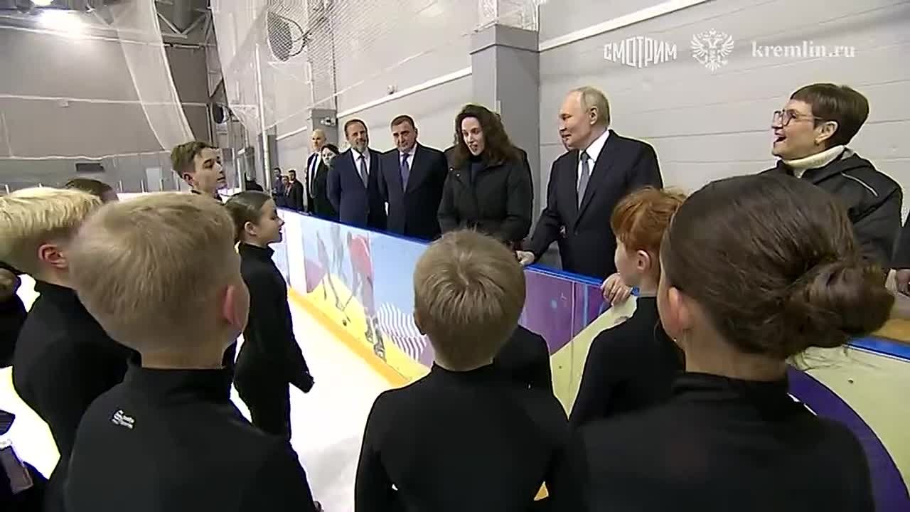 Владимир Путин в ходе поездки в Самару посетил тренировку по фигурному катанию в физкультурно-оздоровительном центре "Орбита" и пообщался с юными спортсменами