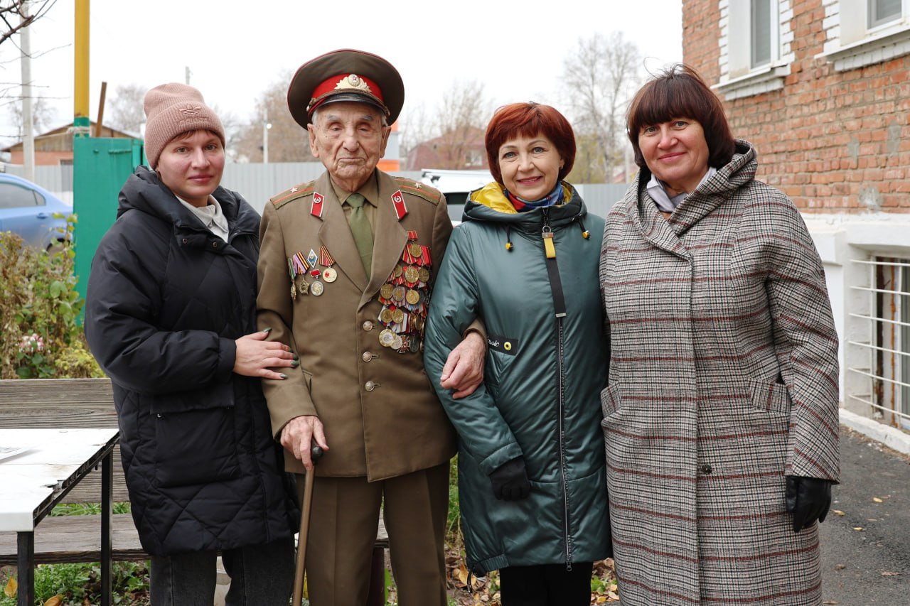 Мини-парады для ветеранов Великой Отечественной войны провели юнармейцы в Самаре Мини-парады для ветеранов Великой Отечественной войны провели юнармейцы в Самаре