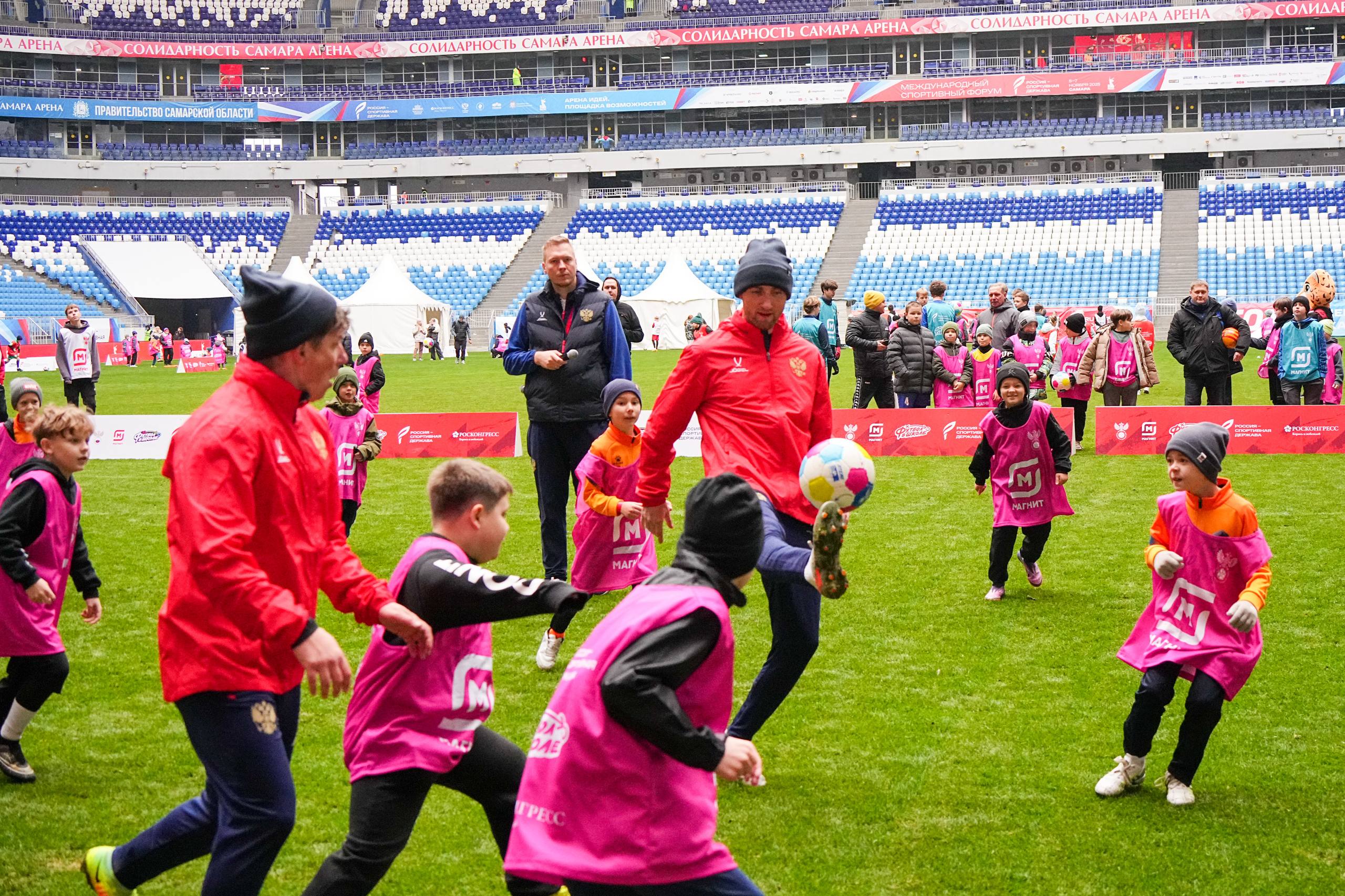 Мечты должны сбываться!. Сегодня участники проекта «Футбол в школе» из Самарской области встретились с легендами российского футбола на форуме «Россия – спортивная держава» Ребят ждали мастер-классы, матчи против команды... Мечты должны сбываться!. Сегодня участники проекта «Футбол в школе» из Самарской области встретились с легендами российского футбола на форуме «Россия – спортивная держава» Ребят ждали мастер-классы, матчи против команды...