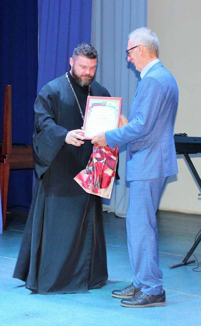 «Решил поразвлекаться». Батюшка, поднявший одной рукой 200-килограммовую штангу, рассказал, что просто ждал свой кофе «Решил поразвлекаться». Батюшка, поднявший одной рукой 200-килограммовую штангу, рассказал, что просто ждал свой кофе