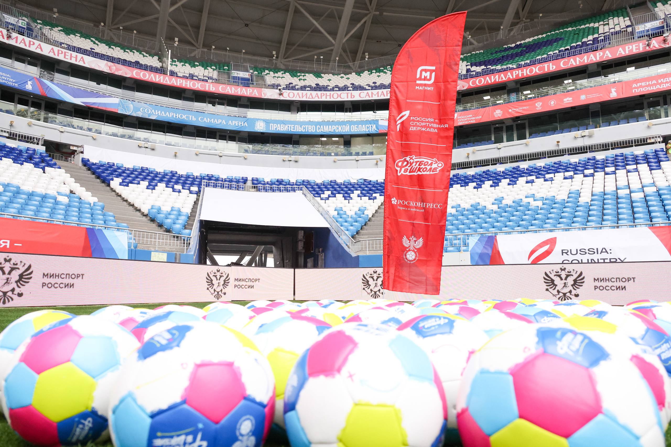 Мечты должны сбываться!. Сегодня участники проекта «Футбол в школе» из Самарской области встретились с легендами российского футбола на форуме «Россия – спортивная держава» Ребят ждали мастер-классы, матчи против команды... Мечты должны сбываться!. Сегодня участники проекта «Футбол в школе» из Самарской области встретились с легендами российского футбола на форуме «Россия – спортивная держава» Ребят ждали мастер-классы, матчи против команды...