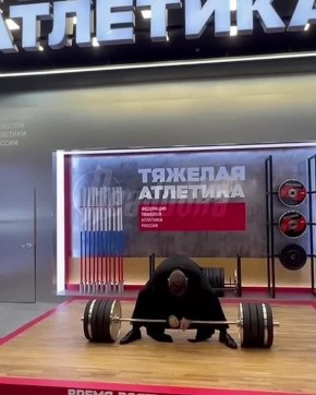 Православный батюшка поднял 200-килограммовую штангу одной рукой