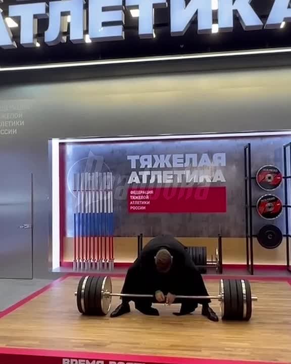 Православный батюшка поднял 200-килограммовую штангу одной рукой