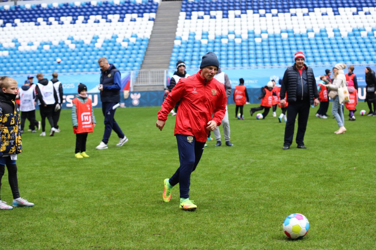 300 школьников участвовали в «Уроке футбола» со звездами сборной России 300 школьников участвовали в «Уроке футбола» со звездами сборной России