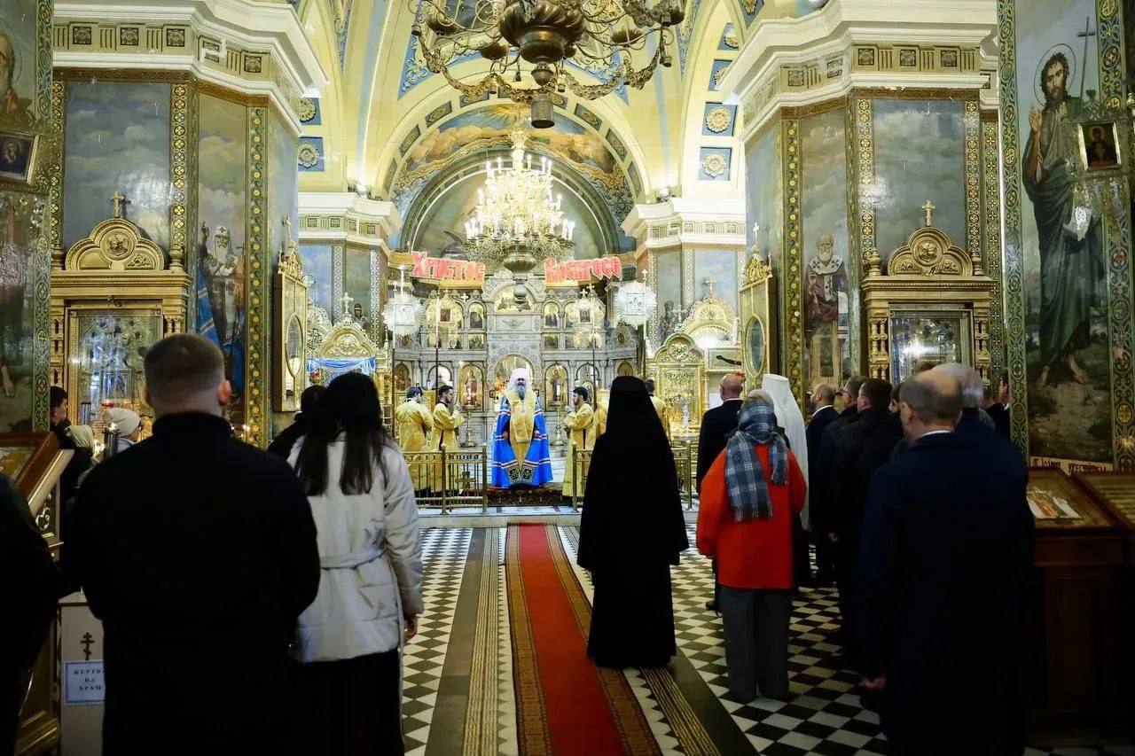 Вице-премьер Дмитрий Чернышенко и губернатор Вячеслав Федорищев сегодня посетили Покровский кафедральный собор в Самаре Вице-премьер Дмитрий Чернышенко и губернатор Вячеслав Федорищев сегодня посетили Покровский кафедральный собор в Самаре