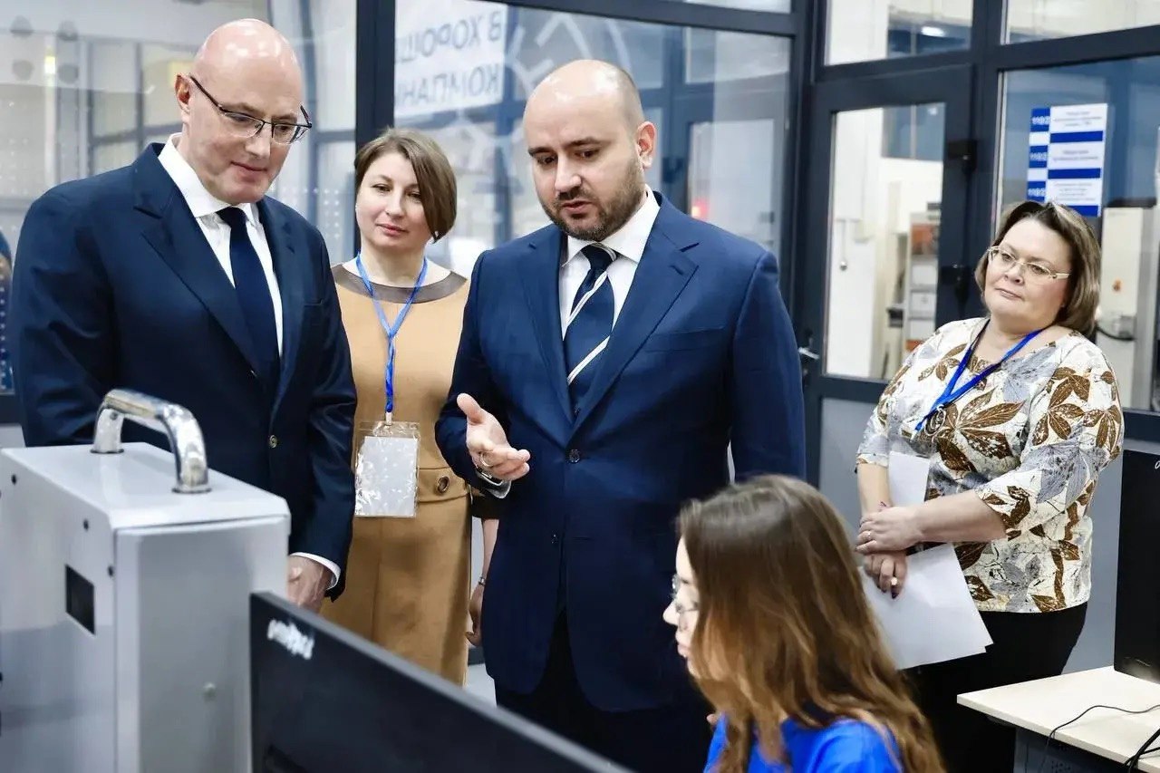 Вице-премьер Дмитрий Чернышенко и губернатор Вячеслав Федорищев сегодня посетили Покровский кафедральный собор в Самаре Вице-премьер Дмитрий Чернышенко и губернатор Вячеслав Федорищев сегодня посетили Покровский кафедральный собор в Самаре