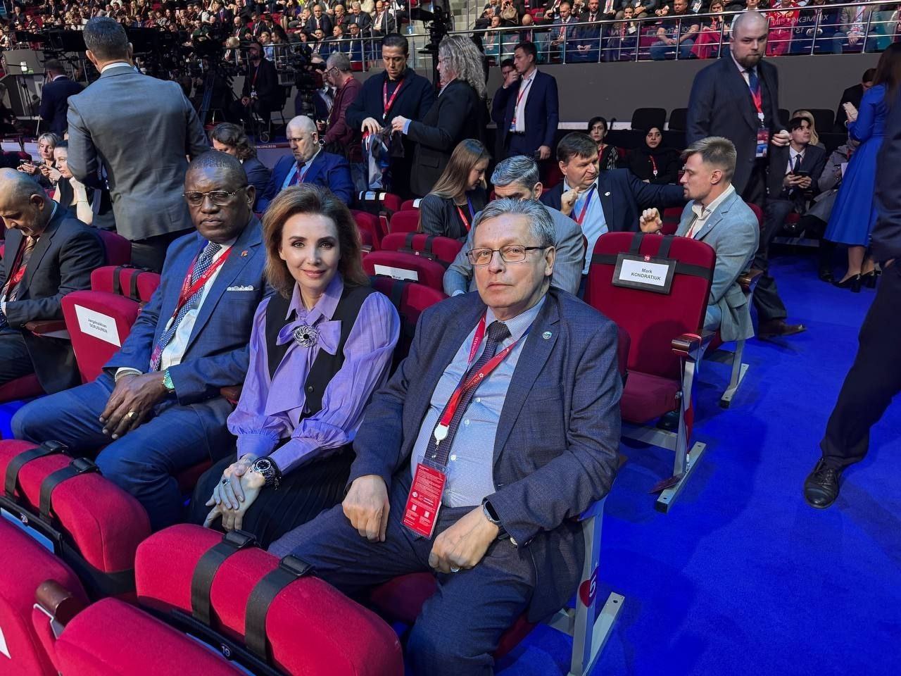 Участники пленарного заседания занимают свои места Участники пленарного заседания занимают свои места