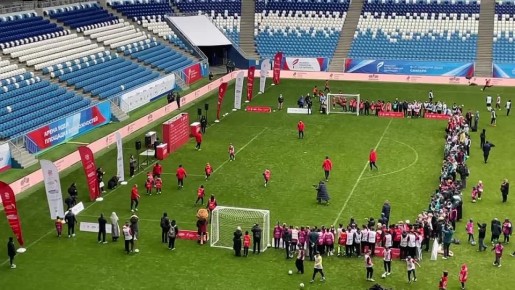 Мастер-класс по футбольному мастерству для детей проводят легенды российского футбола Денис Глушаков, Андрей Аршавин, Дмитрий Сычев, Александр Мостовой и другие