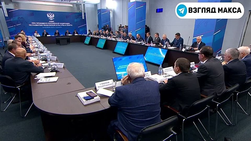 Президент России Владимир Путин в Самаре провёл заседание Совета по развитию физической культуры и спорта по вопросу «О дальнейшем развитии детско-юношеского спорта»