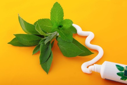 Для рук, ногтей и ног: об этих свойствах зубной пасты вы даже не догадываетесь