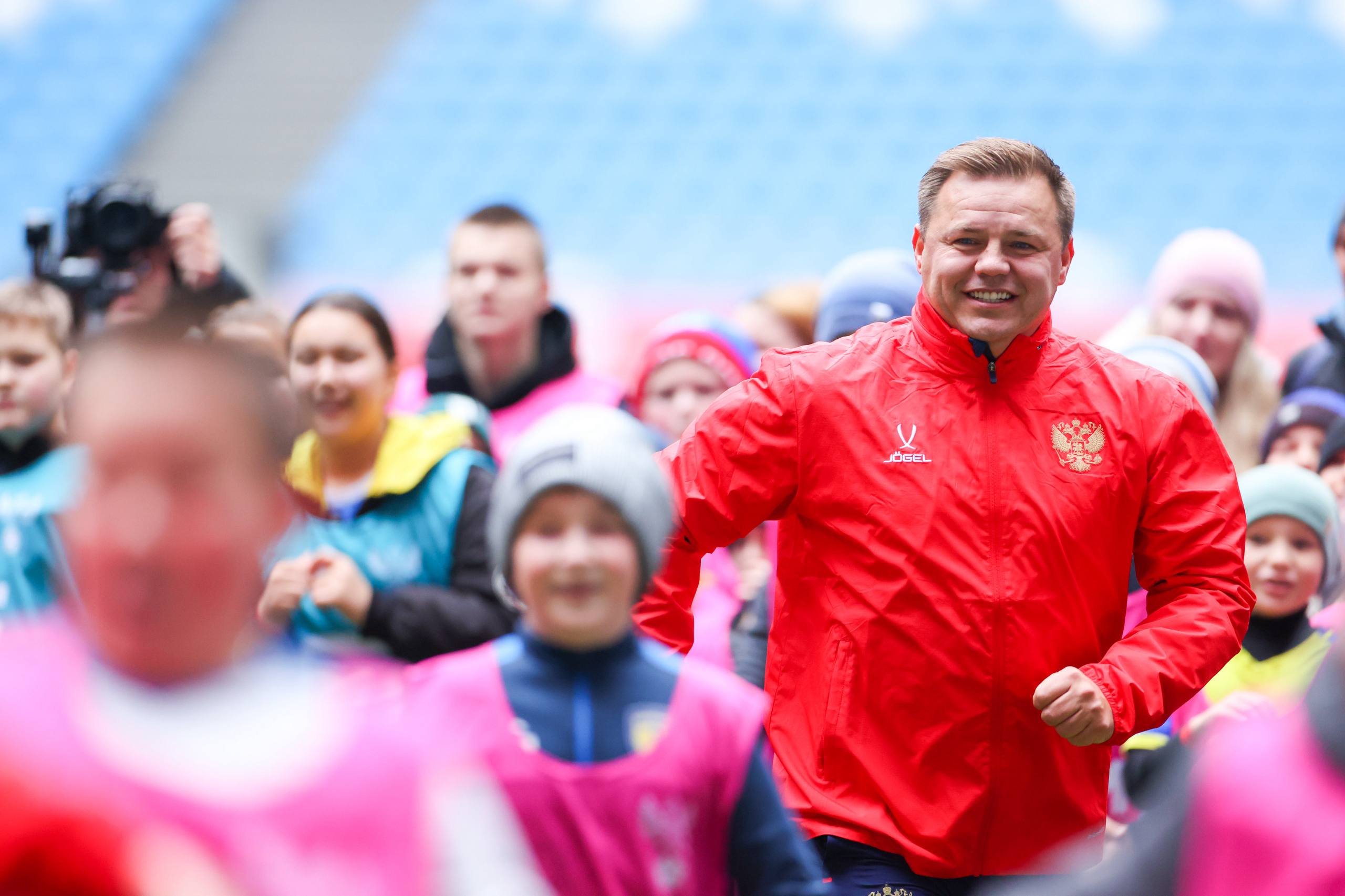 Мечты должны сбываться!. Сегодня участники проекта «Футбол в школе» из Самарской области встретились с легендами российского футбола на форуме «Россия – спортивная держава» Ребят ждали мастер-классы, матчи против команды... Мечты должны сбываться!. Сегодня участники проекта «Футбол в школе» из Самарской области встретились с легендами российского футбола на форуме «Россия – спортивная держава» Ребят ждали мастер-классы, матчи против команды...