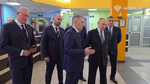 Путин в ходе поездки в Самару прибыл в физкультурно-оздоровительный комплекс "Орбита", где пообщается со спортсменами