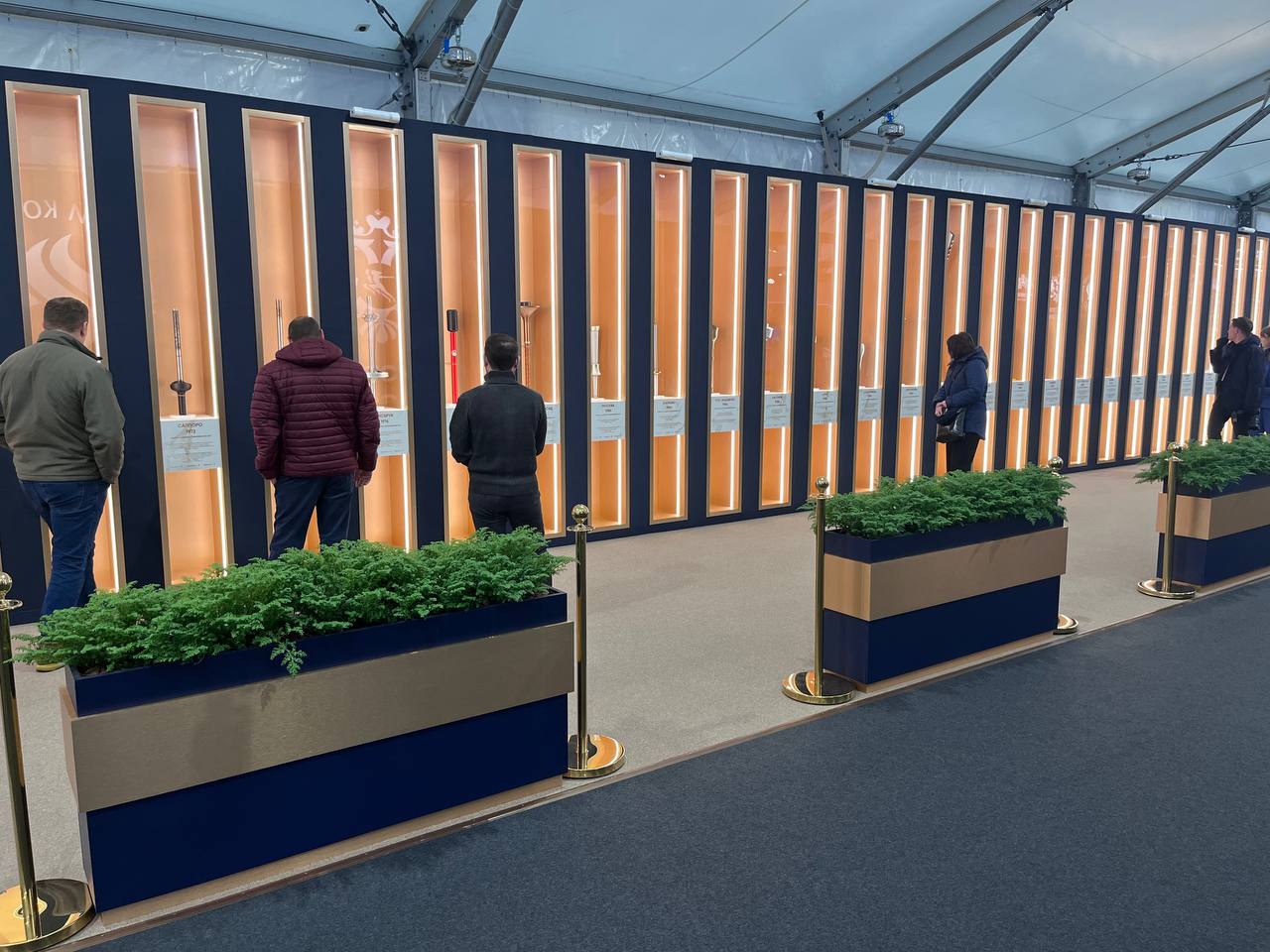 Отдельное место в выставочном павильоне занимает инсталляция, на которой представлены олимпийские факелы