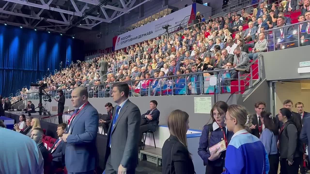 Участники пленарного заседания занимают свои места