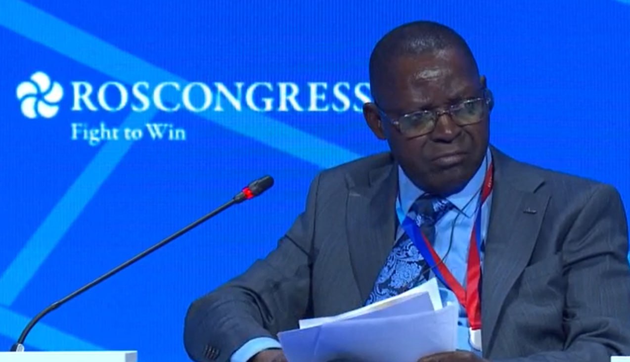 На пленарном заседании форума «Россия — спортивная держава» с речью выступил министр по делам спорта, отдыха, искусств и культуры Республики Зимбабве Ансельм Санятве