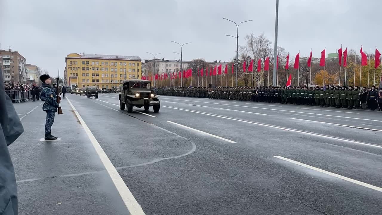 На площадь вышла историческая техника, бережно восстановленная энтузиастами