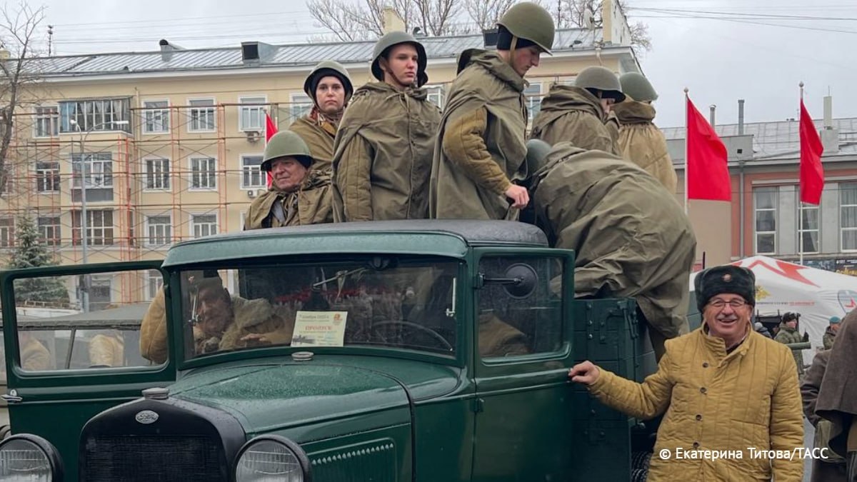 Более 7,5 тыс. человек из 16 регионов РФ приняли участие в Параде Памяти в Самаре Более 7,5 тыс. человек из 16 регионов РФ приняли участие в Параде Памяти в Самаре