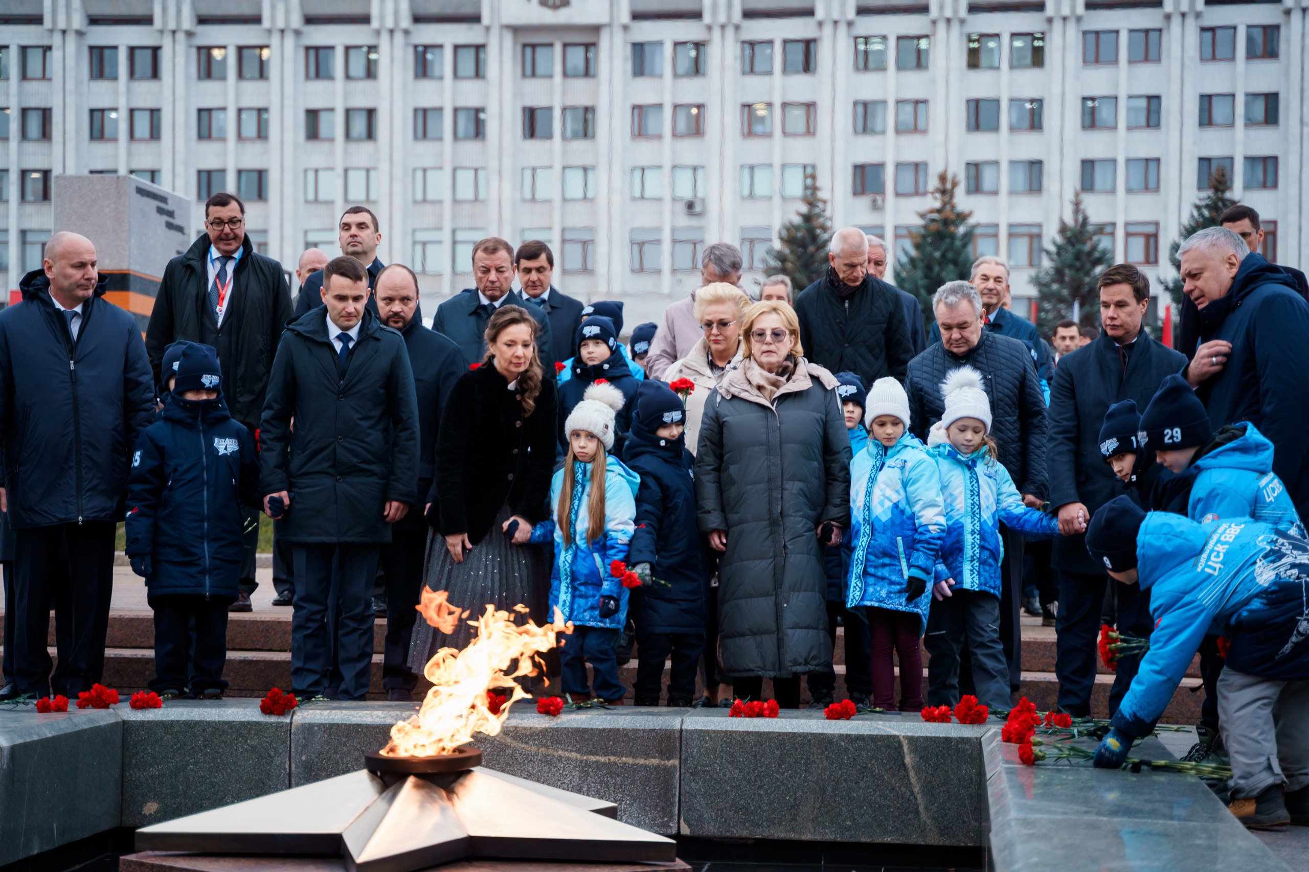 Члены Совета при Президенте по развитию физкультуры и спорта возложили цветы к Вечному огню Члены Совета при Президенте по развитию физкультуры и спорта возложили цветы к Вечному огню