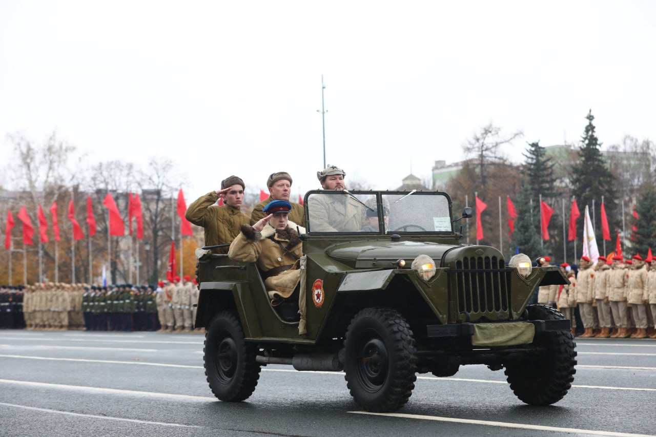 Более 7,5 тысяч человек объединил юбилейный Парад Памяти на площади Куйбышева в Самаре Более 7,5 тысяч человек объединил юбилейный Парад Памяти на площади Куйбышева в Самаре
