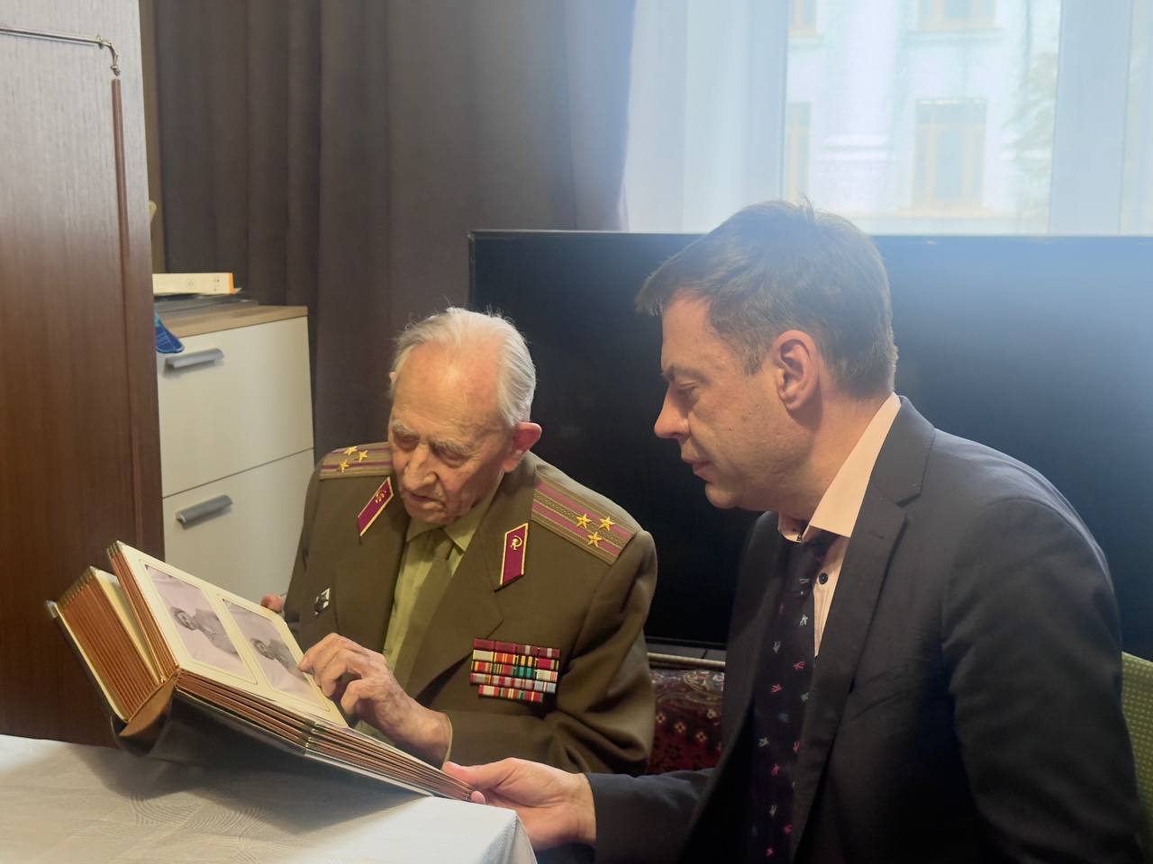 Сегодня свой 102-й день рождения отмечает ветеран ВОВ, почетный гражданин г. Самара Лев Семенович Онуфриев Сегодня свой 102-й день рождения отмечает ветеран ВОВ, почетный гражданин г. Самара Лев Семенович Онуфриев