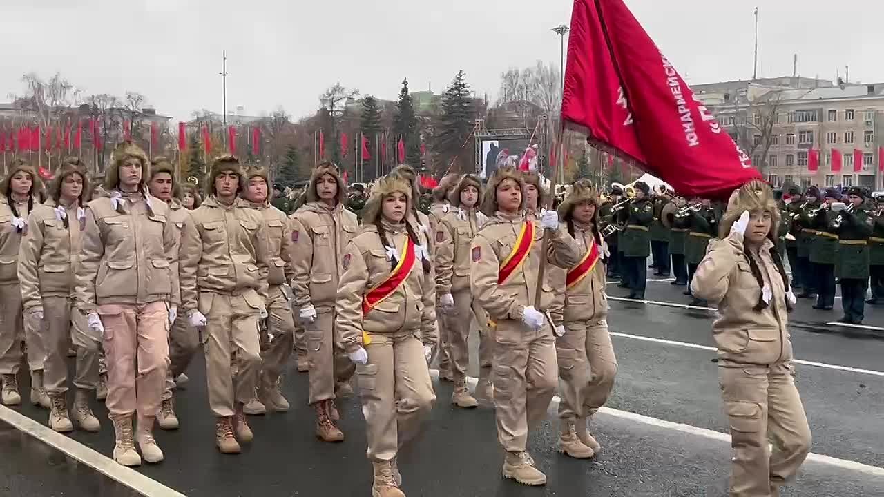 По площади маршируют ученики школ городов и муниципальных районов Самарской области