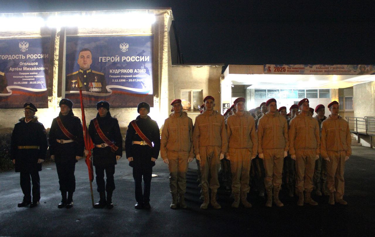 7 ноября. С 5 часов утра на площади у Дворца творчества детей и молодежи собираются курсанты юнармейского отряда «Щит» 7 ноября. С 5 часов утра на площади у Дворца творчества детей и молодежи собираются курсанты юнармейского отряда «Щит»