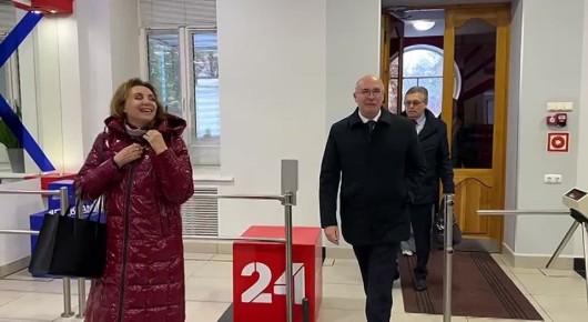 Генеральный директор ИА России ТАСС Андрей Кондрашов и заместитель Генерального директора — руководитель Регионального департамента ВГТРК Рифат Сабитов после посещения Парада Памяти приехали в студию флагмана ГЛАВНОГО...