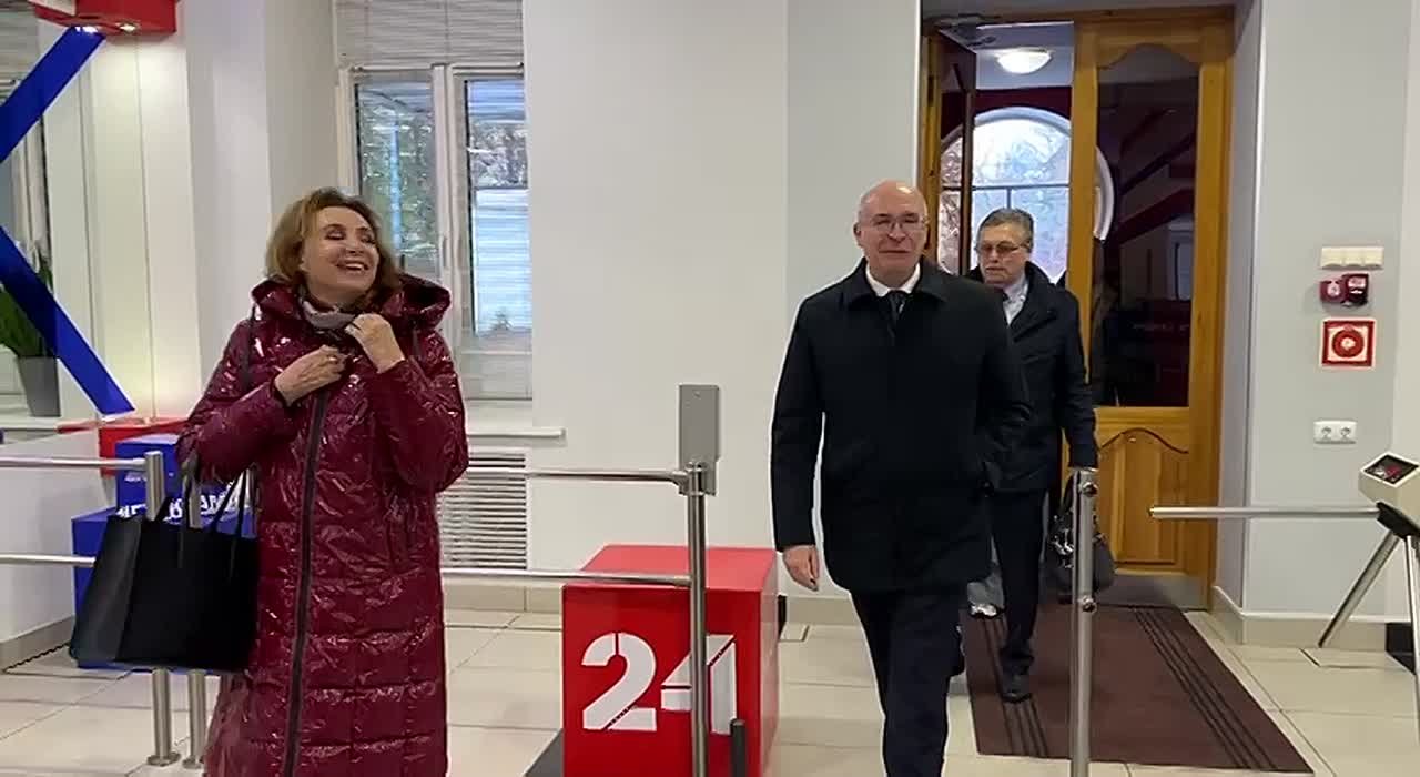 Генеральный директор ИА России ТАСС Андрей Кондрашов и заместитель Генерального директора — руководитель Регионального департамента ВГТРК Рифат Сабитов после посещения Парада Памяти приехали в студию флагмана ГЛАВНОГО...