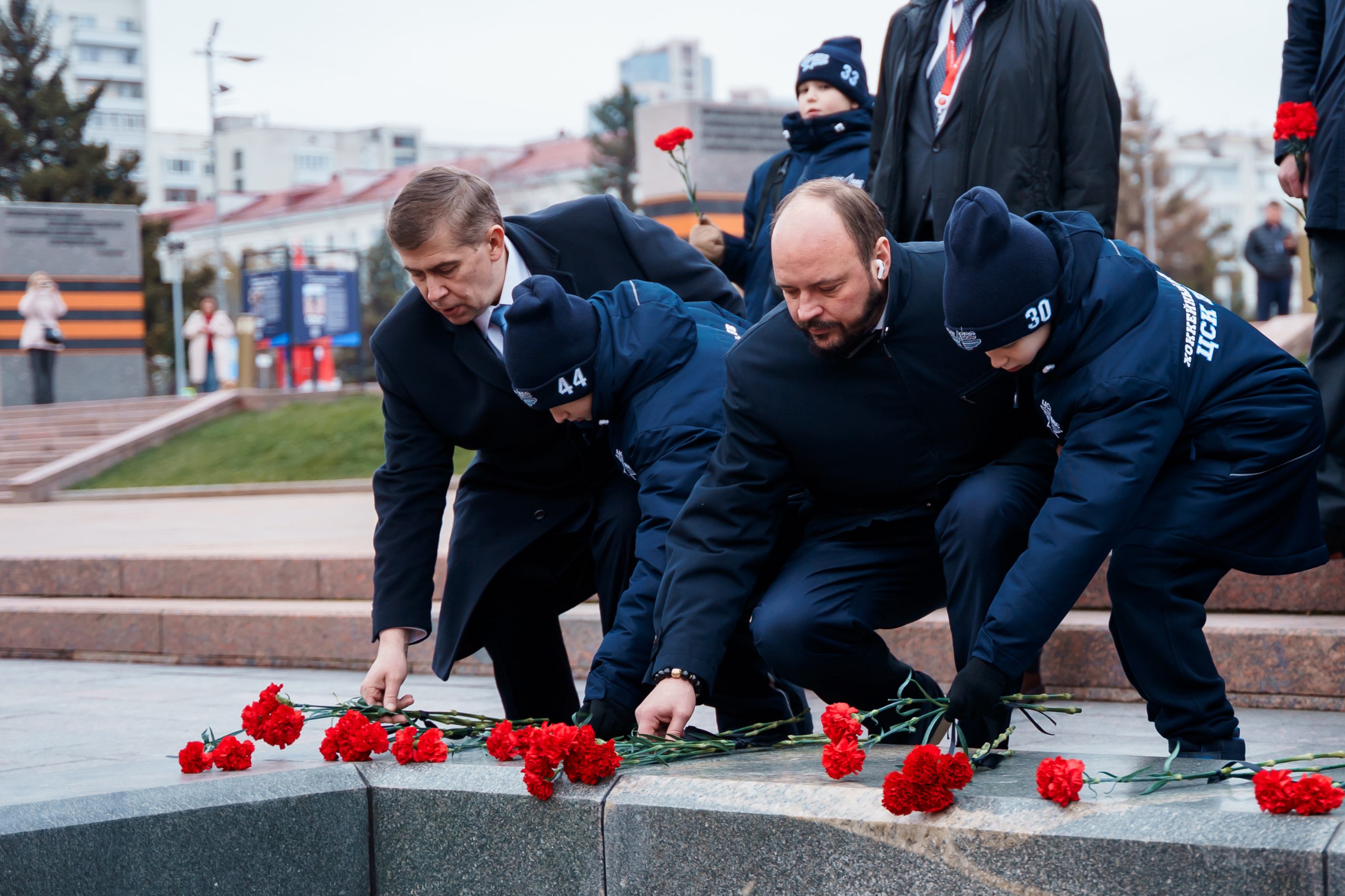 Члены Совета при Президенте по развитию физкультуры и спорта возложили цветы к Вечному огню Члены Совета при Президенте по развитию физкультуры и спорта возложили цветы к Вечному огню
