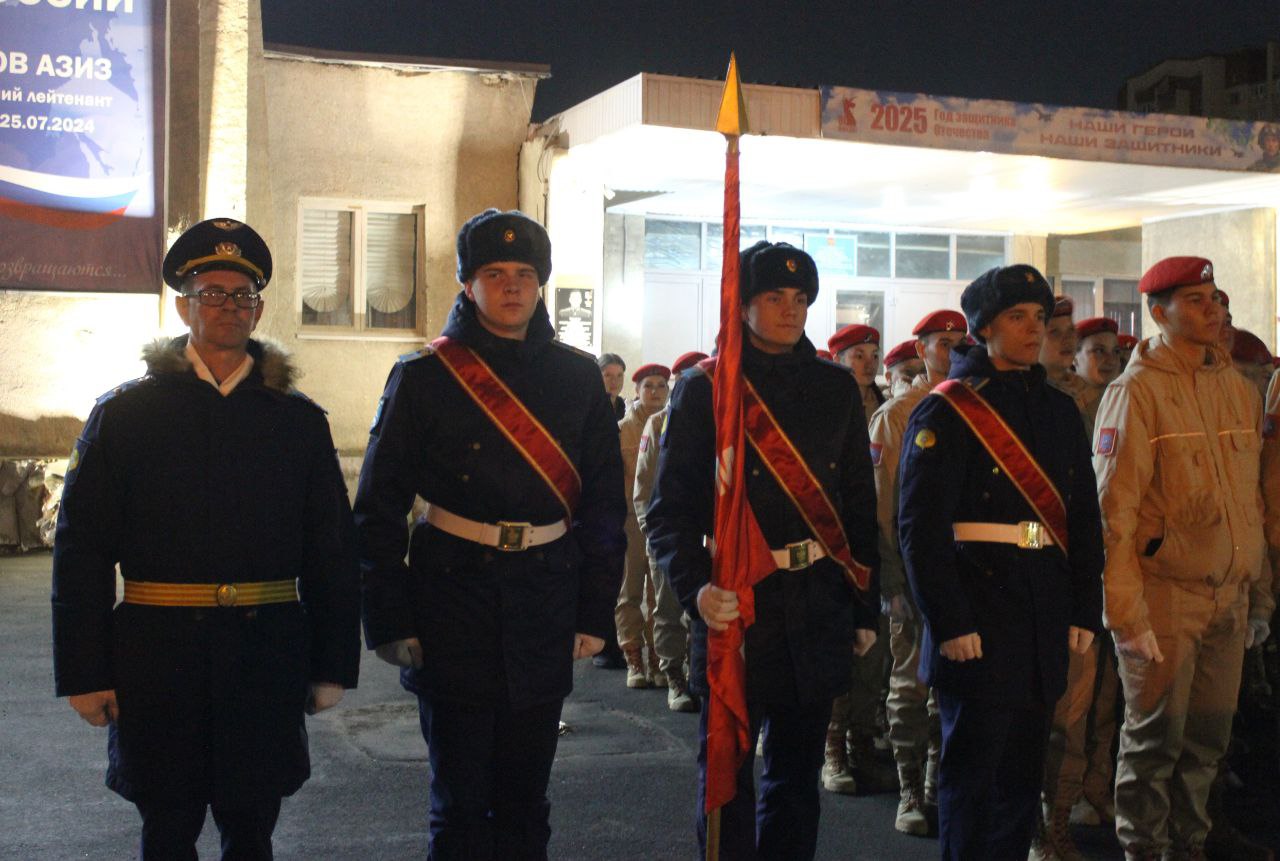 7 ноября. С 5 часов утра на площади у Дворца творчества детей и молодежи собираются курсанты юнармейского отряда «Щит»