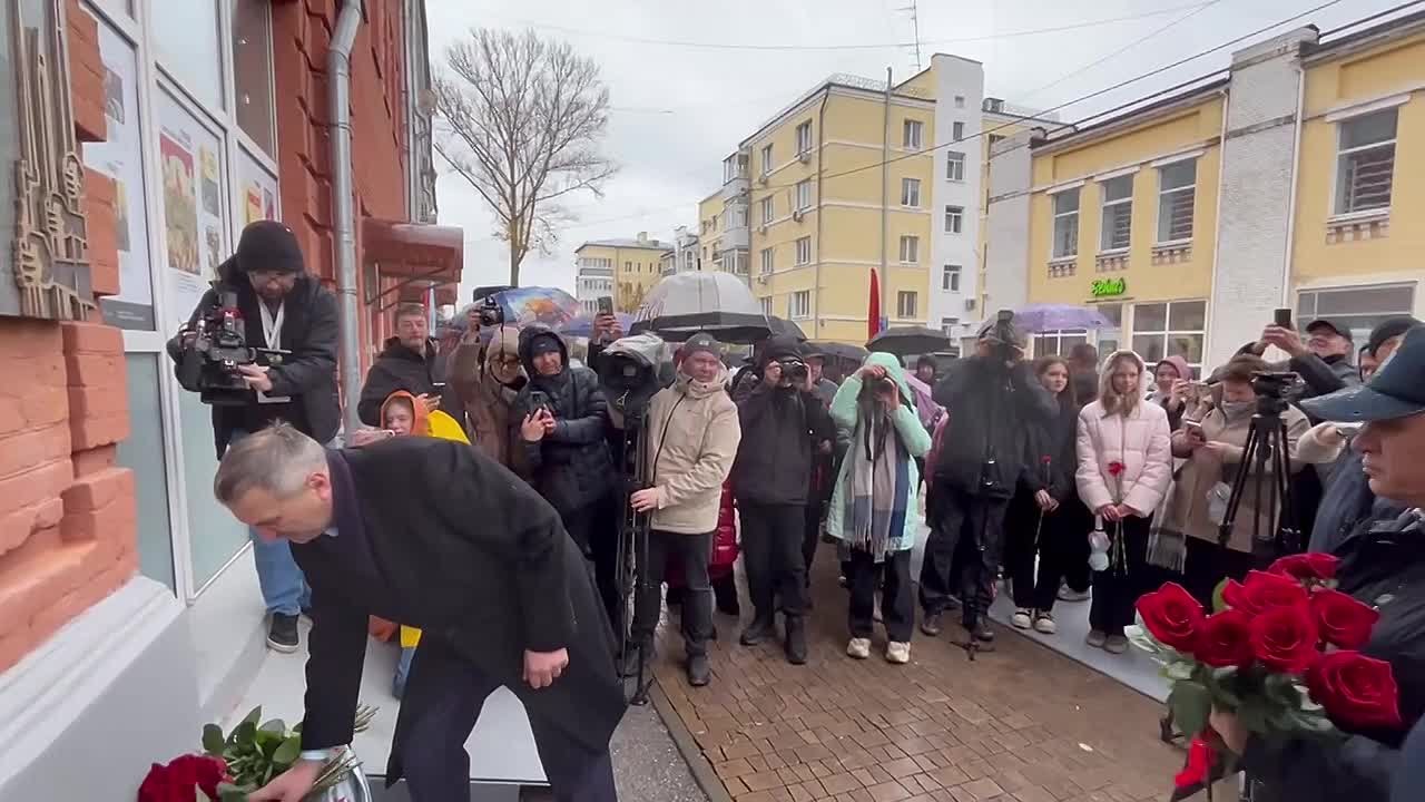 После открытия мемориальной доски прошла церемония возложения цветов