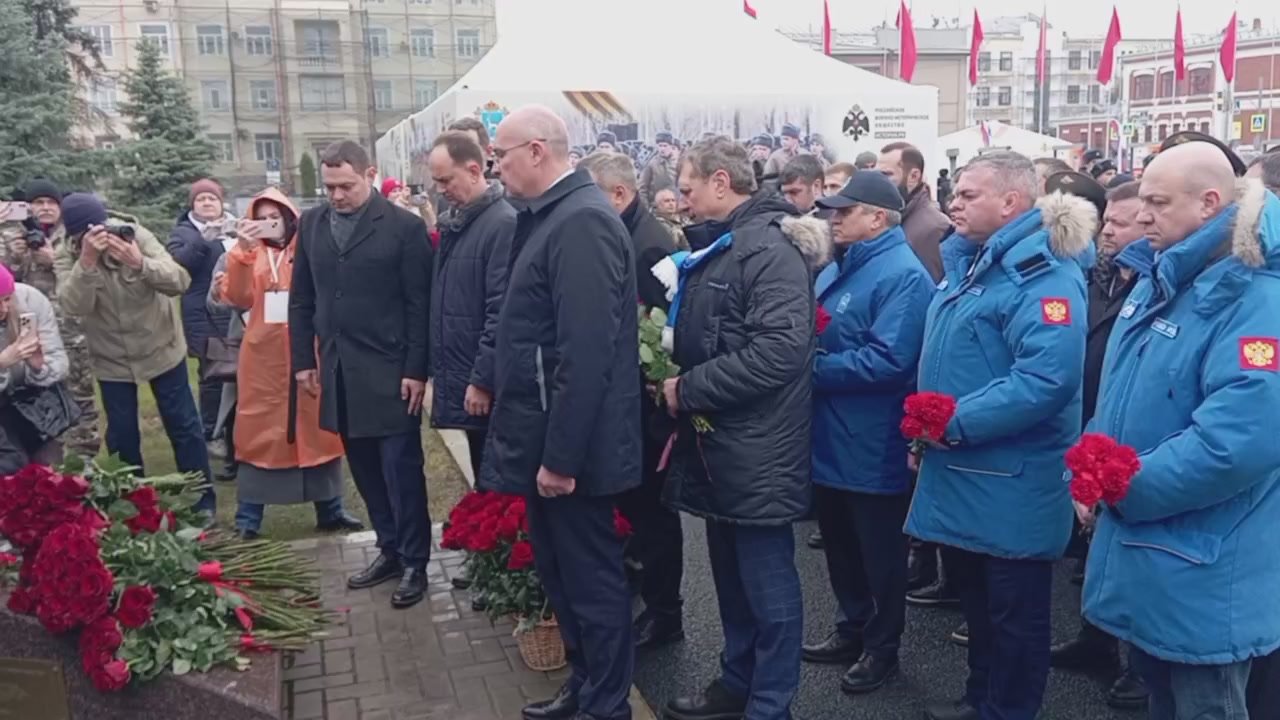 Перед началом Парада Памяти почетные гости возложили цветы к мемориальному знаку