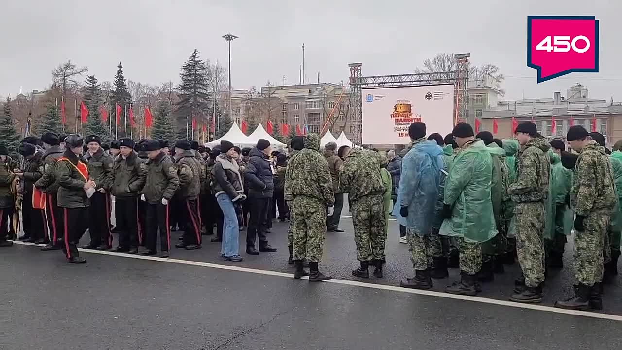 На площади Куйбышева идет подготовка к Параду Памяти