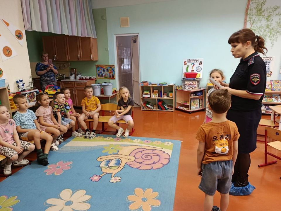 Для воспитанников детского сада «Аленушка» сотрудники #ГАИЖигулевска провели мероприятие "Засветись! Стань заметней на дороге!"