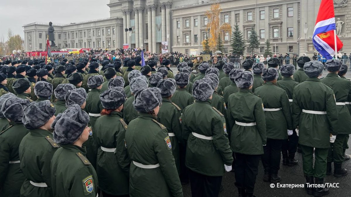 Более 7,5 тыс. человек из 16 регионов РФ приняли участие в Параде Памяти в Самаре Более 7,5 тыс. человек из 16 регионов РФ приняли участие в Параде Памяти в Самаре